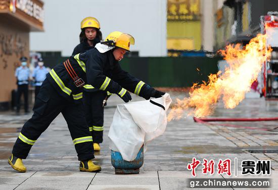 6月16日，消防救援队员在贵阳市南明区2022年安全生产月启动仪式现场进行电动车、液化气罐等家庭火灾演示。