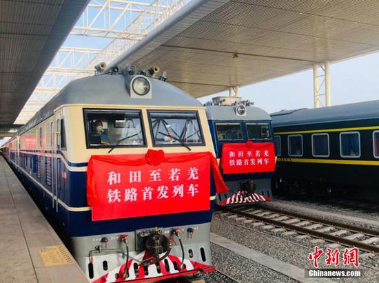 The first train of the Hotan-Ruoqiang Railway pulls out of Hotan Railway Station in Hotan, northwest China's Xinjiang Uyghur Autonomous Region, June 16, 2022. (Photo/China News Service)

