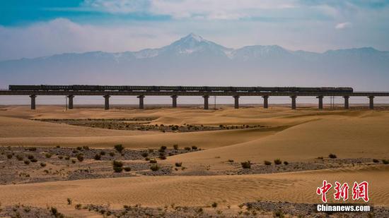 6月16日上午，和田至若羌鐵路（以下簡稱和若鐵路）開通運營，新疆南部環塔克拉瑪干沙漠鐵路環線正式形成，這也是世界首個沙漠鐵路環線。圖為和若鐵路尼雅河特大橋。 文興華 攝