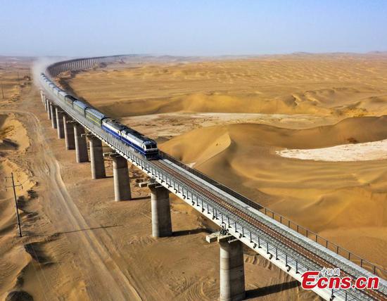 File photo shows a train running along the 825-kilometer Hotan-Ruoqiang railway in northwest China's Xinjiang Uyghur Autonomous Region in a test run. (Photo: China News Service/Wen Xinghua)