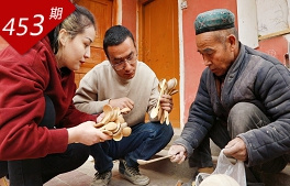 【微视界】辞“铁饭碗”捧“木饭碗” 新疆姑娘直播推广传统木器
