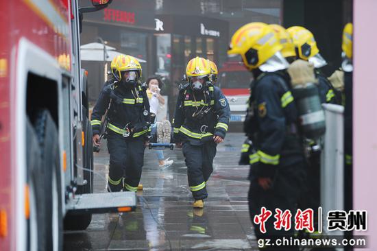 6月16日，消防救援队员在贵阳市南明区2022年安全生产月启动仪式现场开展人员密集场所疏散逃生演练。