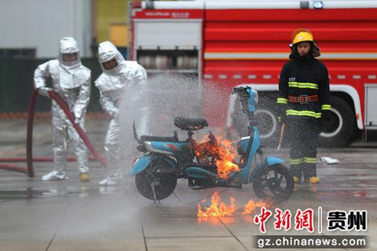 6月16日，消防救援队员在贵阳市南明区2022年安全生产月启动仪式现场进行电动车、液化气罐等家庭火灾演示。