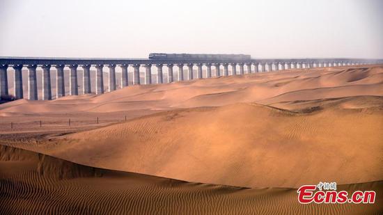 File photo shows a train running along the 825-kilometer Hotan-Ruoqiang railway in northwest China's Xinjiang Uyghur Autonomous Region in a test run. (Photo: China News Service/Wen Xinghua)

