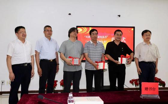 出席首发式的领导和嘉宾向丛书作者赠书。刘俊苍 摄