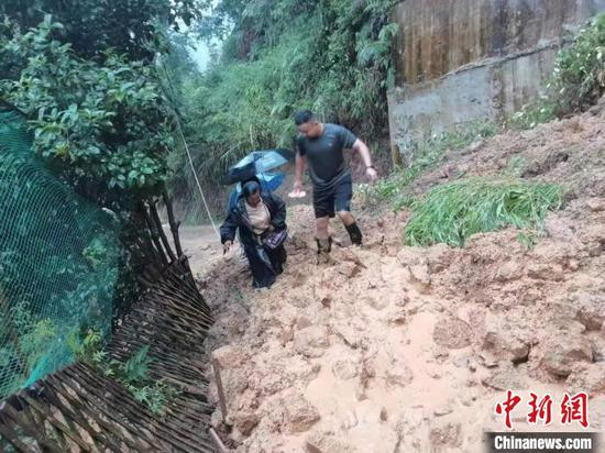 黔东南州局地遭特大暴雨袭击，道路出现塌方。　韦慧阳 摄