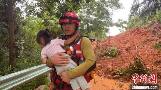 暴雨导致道路出现塌方，消防开展救援。　从江县消防救援大队供图