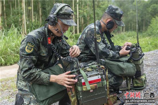 6月16日，参赛官兵在野外陌生地域进行短波电台密语发报。