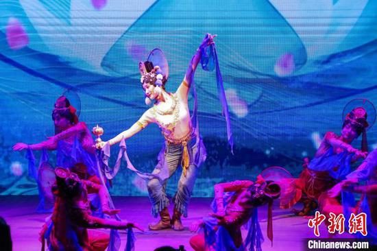 18日，新疆博物馆推出“文物活化舞台剧”《千年之语》，图为节目“龟兹乐舞”。　苟继鹏　摄