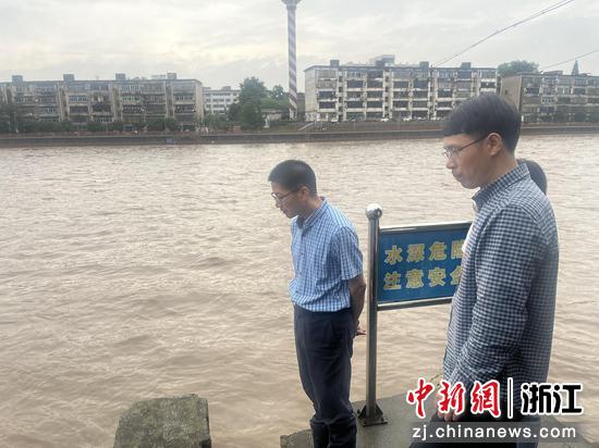 永康市水务局局长朱志豪视察永康江水位（左）。永康市水务局 供图