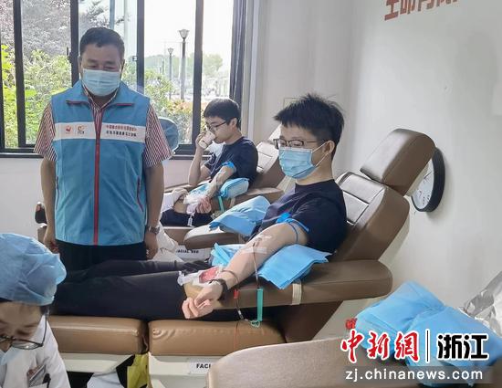 陈贤德（左一）参与无偿献血志愿者服务。 宁波海事局供图