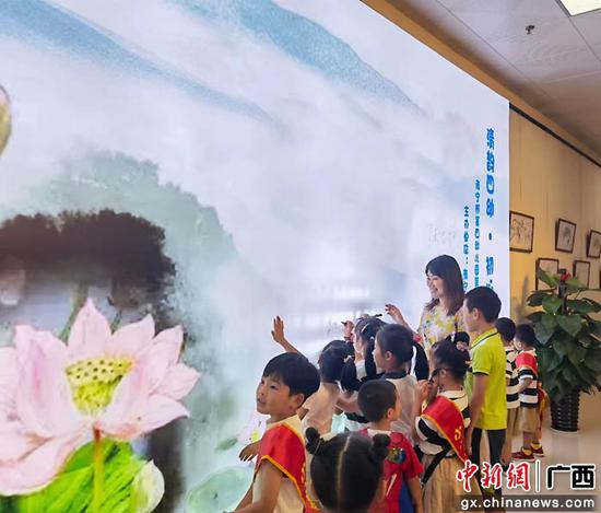 这是学生们在展览馆内参观国画展。南宁市第四幼儿园供图