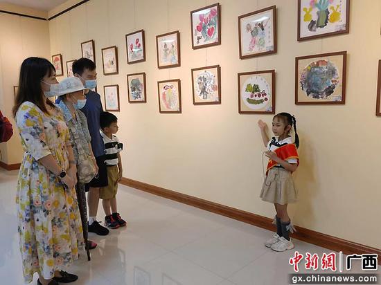 这是师生、家长们在展览馆内参观国画展。南宁市第四幼儿园供图