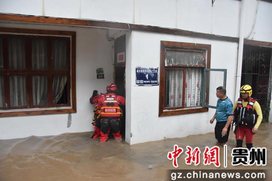 贵州施秉暴雨袭城起内涝  消防排涝疏散民众