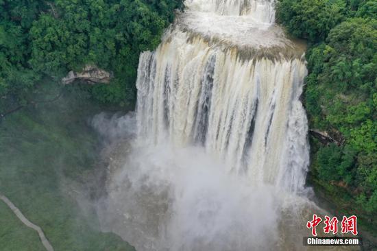 近日，受持续降雨及上游来水的影响，位于贵州省安顺市的黄果树瀑布进入丰水期。瞿宏伦 摄