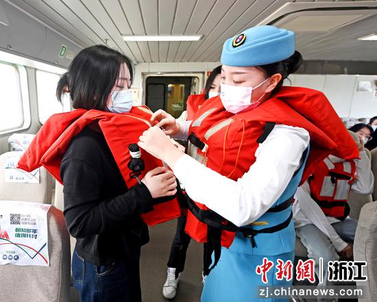 工作人员为旅客穿上救生衣。 
 华志波 摄