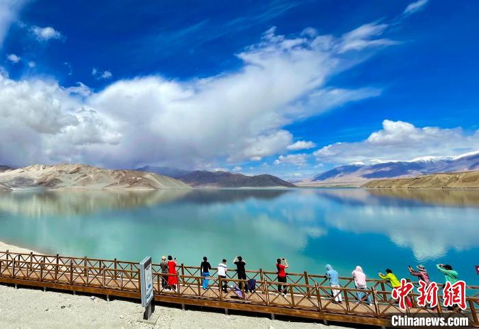 從喀什市前往塔縣途中的白沙湖，吸引游客拍照打卡?！∑埨^鵬　攝