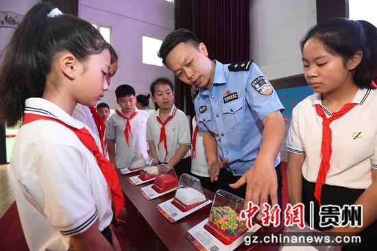 6月22日，在北京市朝阳区实验小学贵阳分校，公安民警通过仿真毒品样品给学生们讲解新型毒品的识别及其危害。