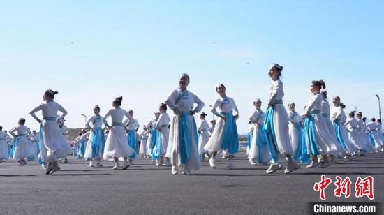 开幕式现场演员们表演歌舞《赛里木湖的云》。　潘琦 摄
