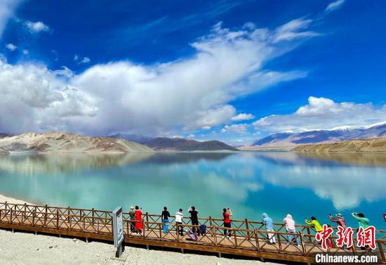 从喀什市前往塔县途中的白沙湖，吸引游客拍照打卡。　苟继鹏　摄