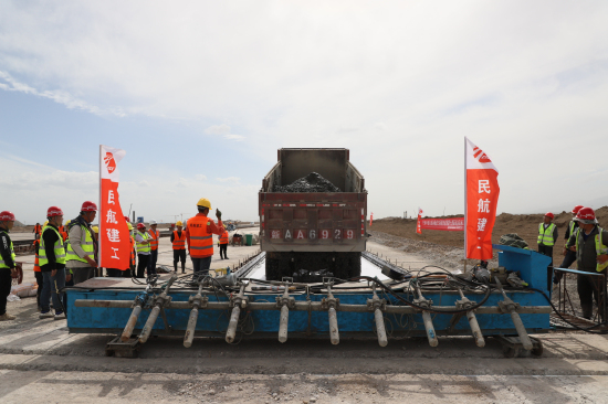 新疆巴音布魯克機場跑道主體結構混凝土試驗段開始澆筑