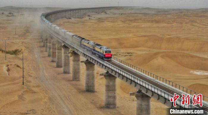 新疆和若鐵路開通一周發送旅客超1.7萬人次