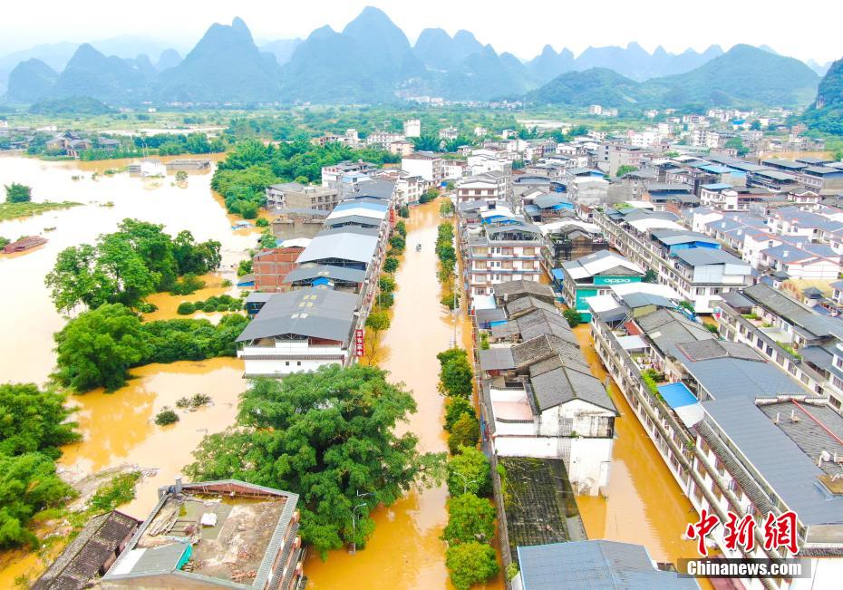 6月22日，洪峰过境，现场一片汪洋。（无人机照片）秦露 摄