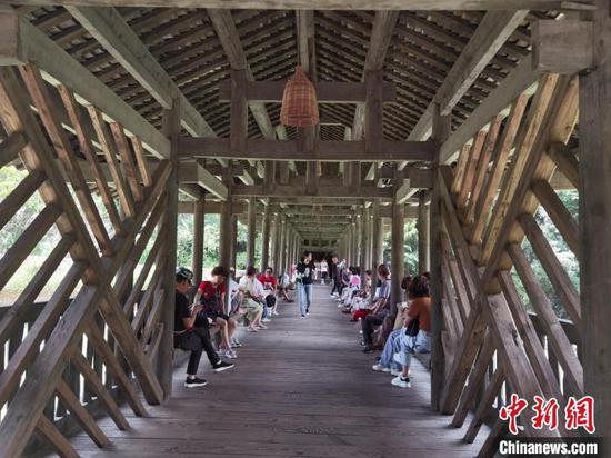 资料图：游客在贵州乌江寨游玩。　周燕玲 摄