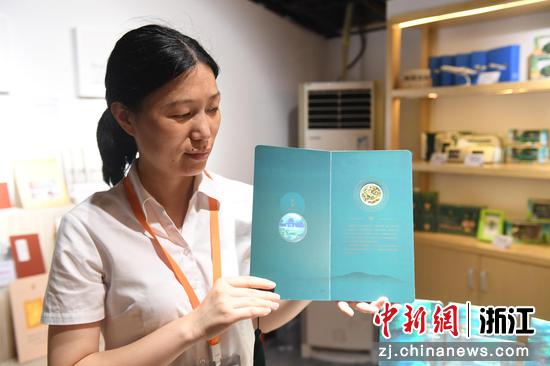 工作人员展示《世界文化遗产杭州西湖纪念币》。王刚 摄