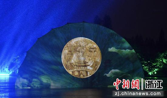 《世界文化遗产杭州西湖纪念币》形象在西湖湖面上亮相。王刚 摄
