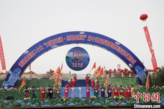 新疆博湖县第十五届开湖季系列活动在博斯腾湖大河口景区开幕。　博湖县县委宣传部供图