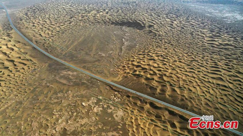 Desert highway to open to traffic in Xinjiang