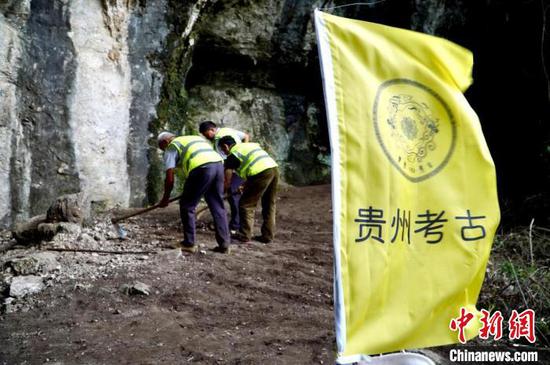 图为贵州普定穿洞遗址考古发掘现场。　应腾 摄