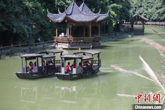 游客在乌江寨景区乘船游览。　瞿宏伦 摄