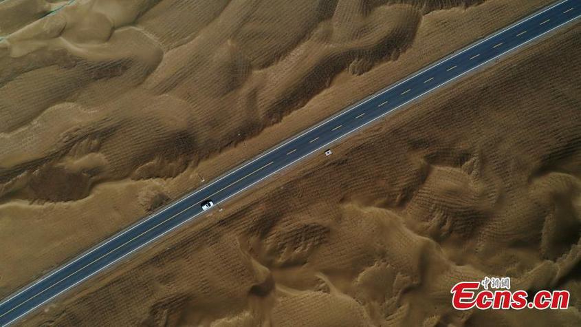 Aerial photo shows the Yuqie desert highway, expected to open to the traffic on June 30, 2022, in northwest China's Xinjiang Uyghur Autonomous Region, June 26, 2022. (Photo provided to China News Service)


