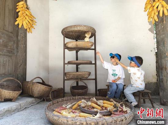 图为游客的孩子在乌江寨国际旅游度假区玩耍。　刘美伶 摄