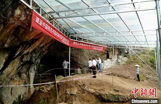 图为贵州普定穿洞遗址考古发掘现场。　应腾 摄