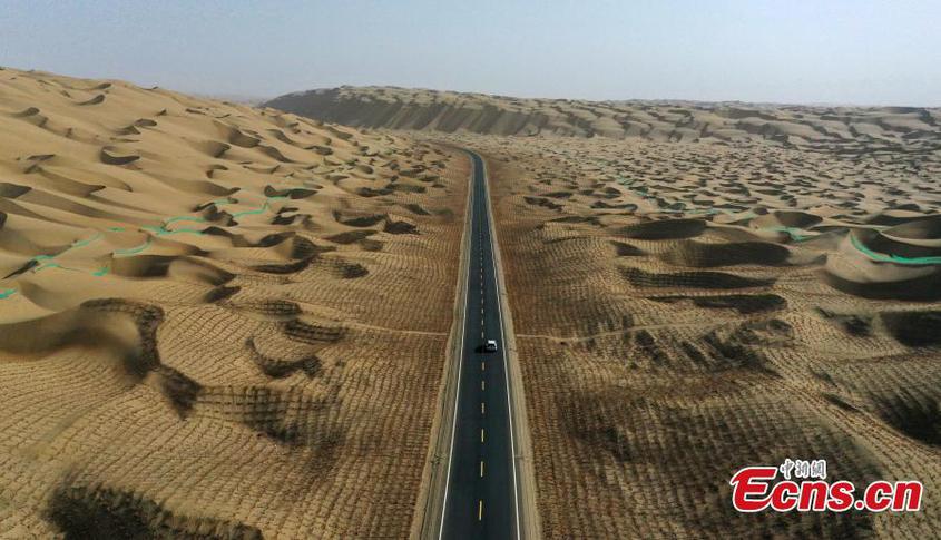 Aerial photo shows the Yuqie desert highway, expected to open to the traffic on June 30, 2022, in northwest China's Xinjiang Uyghur Autonomous Region, June 26, 2022. (Photo provided to China News Service)

