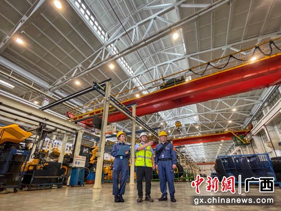 南方电网广西柳州供电局党员服务队到广西柳工机械股份有限公司开展上门服务。
