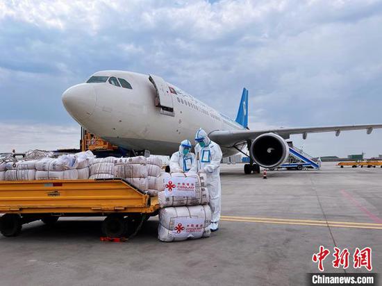 乌鲁木齐机场海关助力首批紧急援助阿富汗抗震救灾物资高效通关