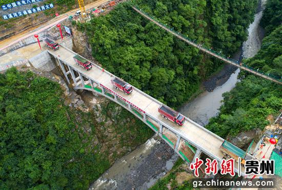 2022年6月27日，贵州西溪河交通输水两用大桥正在进行成桥荷载试验（无人机照片）。