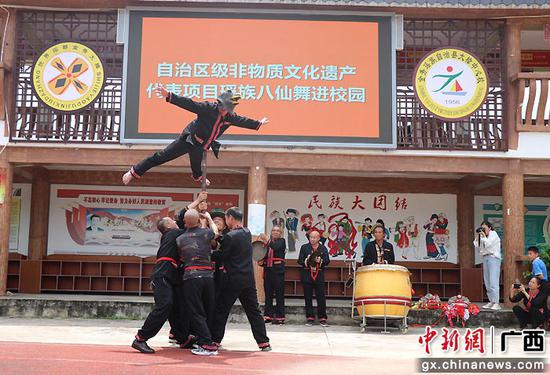 图为自治区非物质文化遗产“八仙舞”传承人代表在表演。黄秀凤  供图