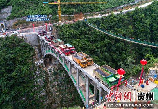 2022年6月27日，贵州西溪河交通输水两用大桥正在进行成桥荷载试验（无人机照片）。