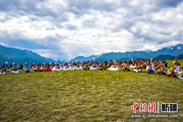 新疆牧民百人弹唱演奏歌唱今日幸福生活