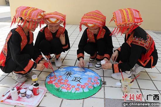 图为瑶族学生正在绘画。黄秀凤 摄