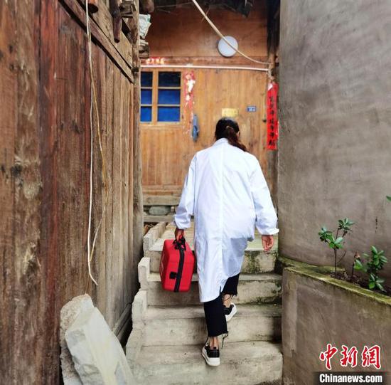 （人民幸福生活）贵州女村医留守大山二十载 当好村民健康“守门人”