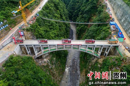 6月27日，贵州西溪河交通输水两用大桥正在进行成桥荷载试验（无人机照片）。