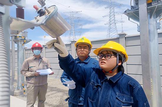 国网吐鲁番供电公司工作人员对红山二线避雷器计数器进行检查。徐自鹏 摄