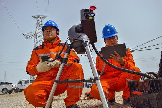 4月18日，国网阿克苏供电公司联合新疆送变电有限公司开展防汛应急演练。 李聪 摄