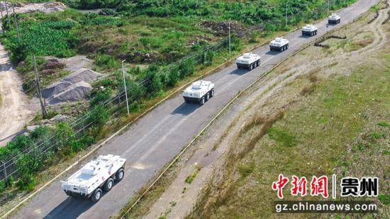 武警贵州总队机动支队开展装甲车驾驶训练